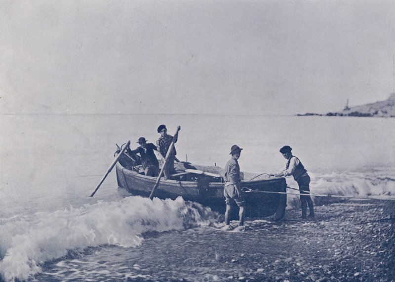 Itália: Bordighera, pescadores retornando ao porto (foto a p/b) de Italian Photographer