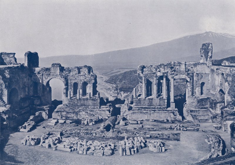 Itália: Taormina, Sicília, ruínas do teatro grego e do monte Etna (foto a p/b) de Italian Photographer