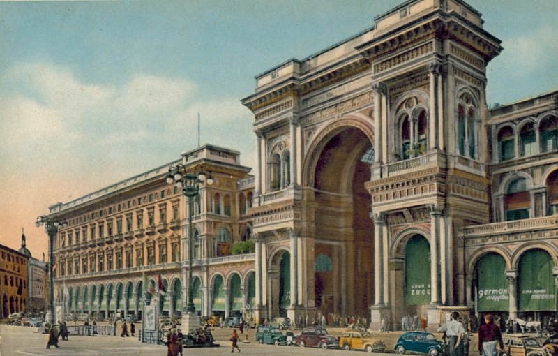 Milano / Milão: Piazza del Duomo, entrada da Galleria (fotografia a cores) de Italian Photographer