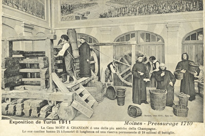 Monges prensando uvas de Champagne em 1710, exposição na Exposição Internacional de Turim, Itália de Italian Photographer