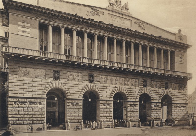 Nápoles: Fachada do Teatro S Carlo (foto a p/b) de Italian Photographer