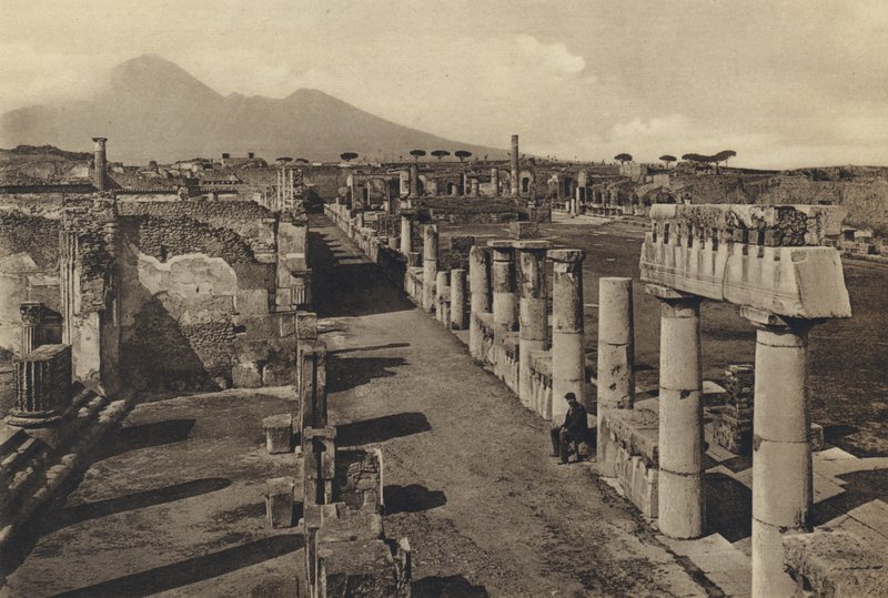 Nápoles: Pompei, Foro Civile Col Panorama (foto a p/b) de Italian Photographer