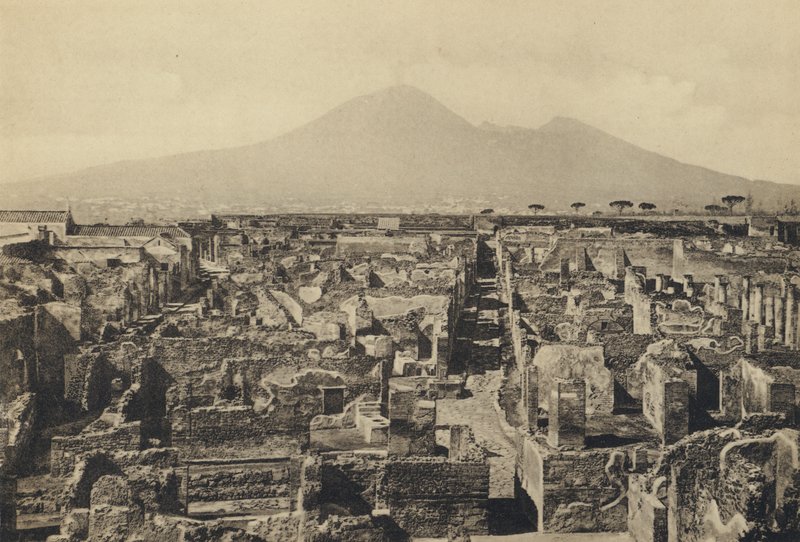 Nápoles: Pompéia, Panorama com Vesúvio (foto a p/b) de Italian Photographer