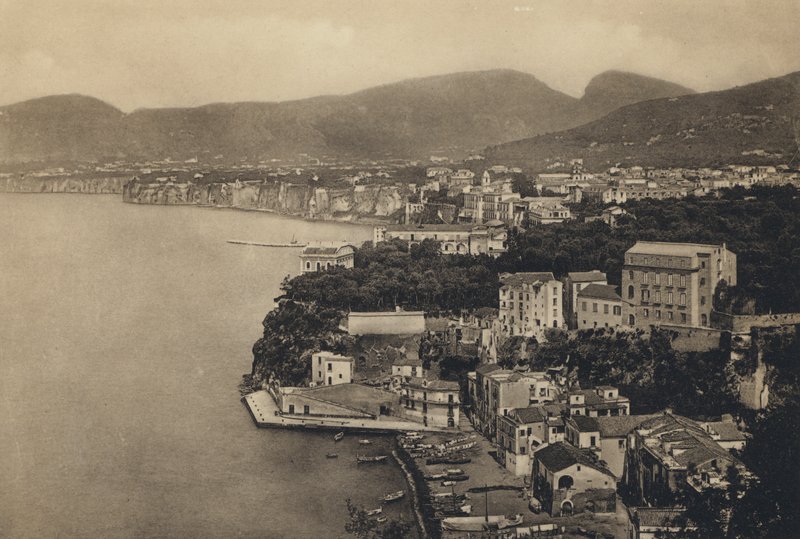 Nápoles: Sorrento, Panorama Com A Grande Marina (foto a p/b) de Italian Photographer