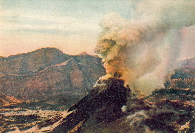 Napoli / Nápoles: Vesúvio em erupção (fotografia a cores) de Italian Photographer