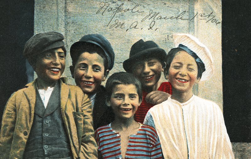 Meninos de Neopolitan rindo e sorrindo de Italian Photographer