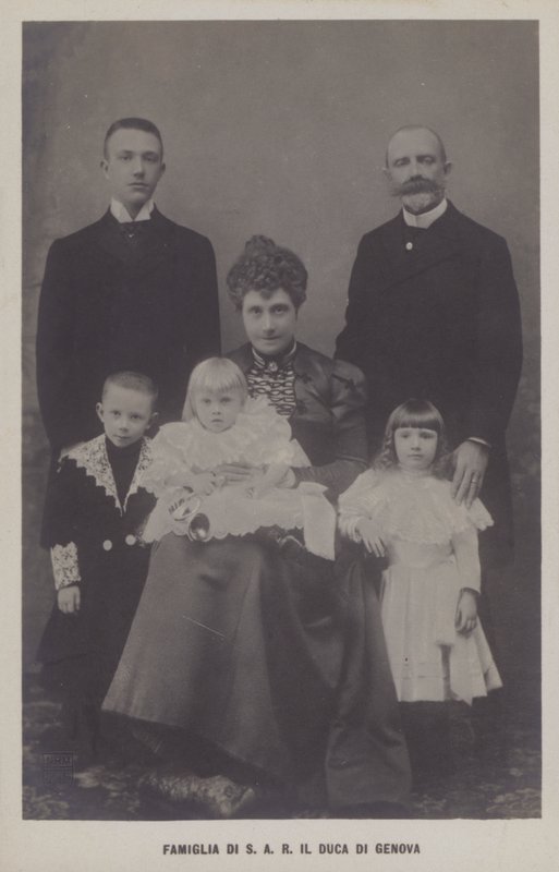 Príncipe Tomás, Duque de Génova e sua esposa, Princesa Isabel da Baviera, com seus filhos (foto a p/b) de Italian Photographer
