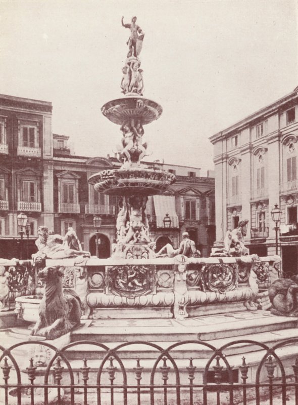 Sicília: Uma fonte em Messina (fotografia a preto e branco) de Italian Photographer