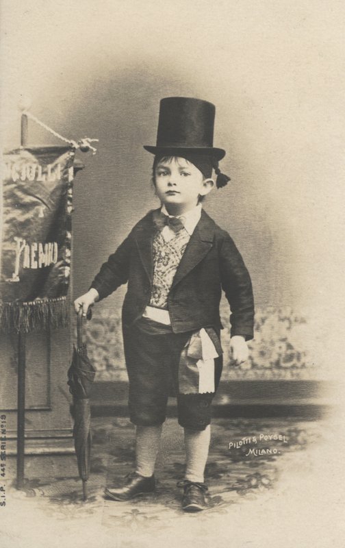 Menino de terno (foto a p/b) de Italian Photographer