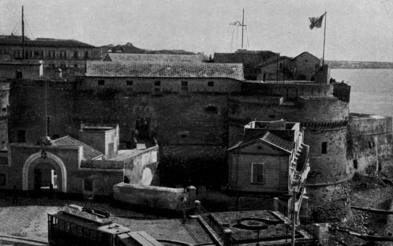 Taranto, Castello Colombino, R Marina Barracks (foto a p/b) de Italian Photographer