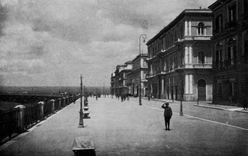 Taranto, Corso ai due mari (foto a p/b) de Italian Photographer