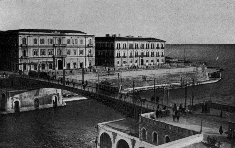 Taranto, Corso due Mari, Ponte giratória (foto a p/b) de Italian Photographer