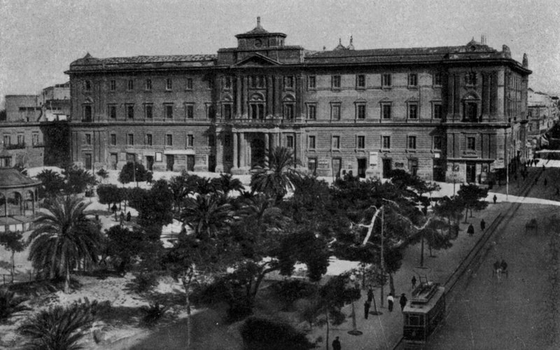 Taranto, Palazzo degli Uffici (foto a p/b) de Italian Photographer