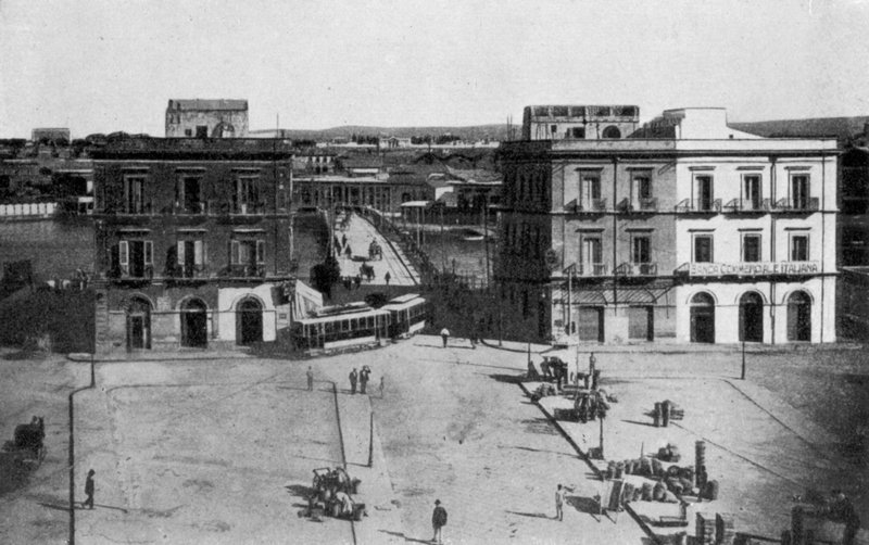 Taranto, Piazza Fontana, Ponte Napoli (foto a p/b) de Italian Photographer