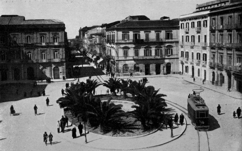 Taranto, Piazza Giordano Bruno (foto a p/b) de Italian Photographer