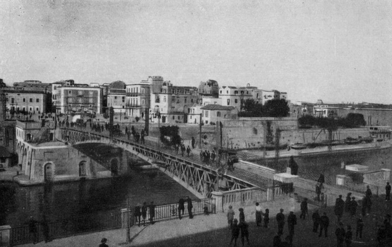 Taranto, ponte de balanço fechada e cidade velha (foto a p/b) de Italian Photographer