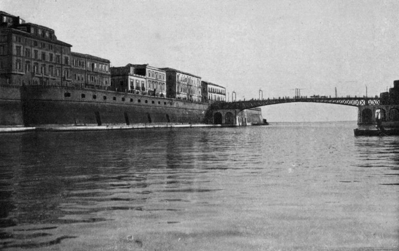 Taranto, Ponte de balanço fechada (foto a p/b) de Italian Photographer