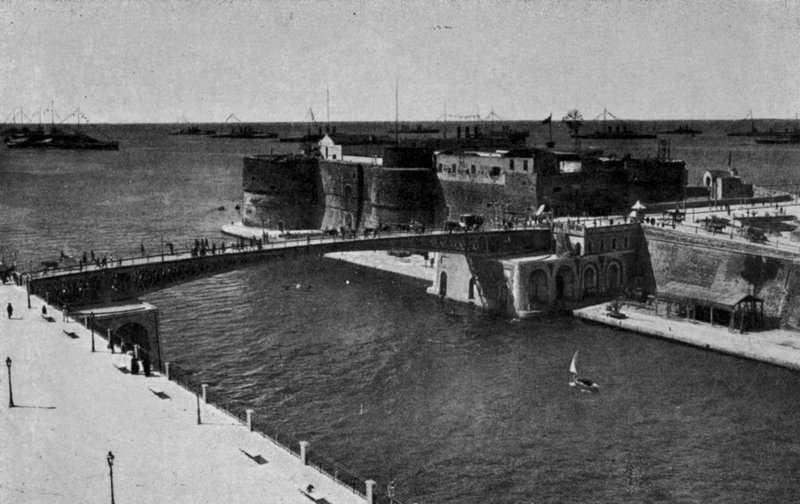 Taranto, Ponte de balanço fechada, As forças navais reunidas com grande pavimentação a mar grande (foto a p/b) de Italian Photographer