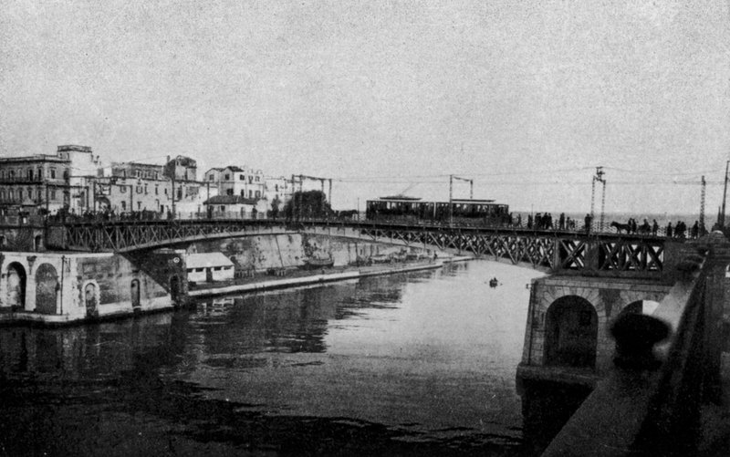 Taranto, ponte de balanço fechada e cidade velha (foto a p/b) de Italian Photographer