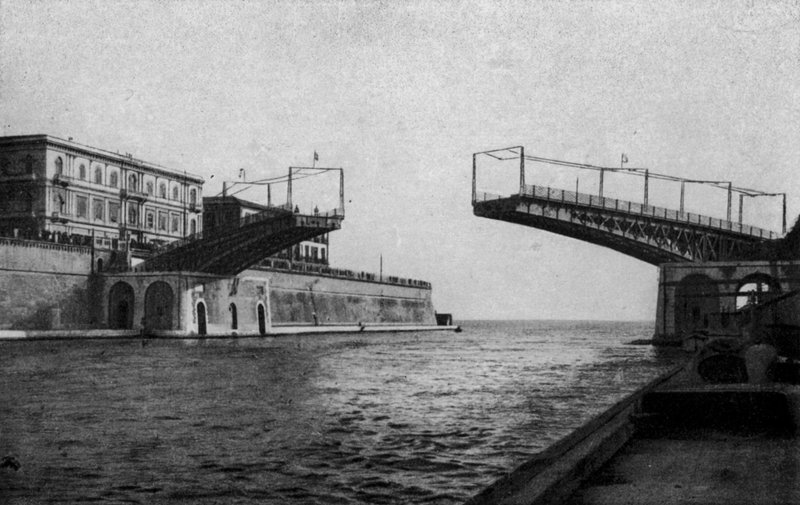 Taranto, ponte de balanço semi-aberta (foto a p/b) de Italian Photographer