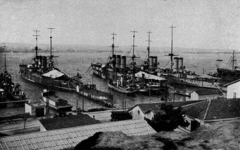 Taranto, Regie Navi Roma, Napoli, San Giorgio ancorado no Mar Piccolo (foto a p/b) de Italian Photographer