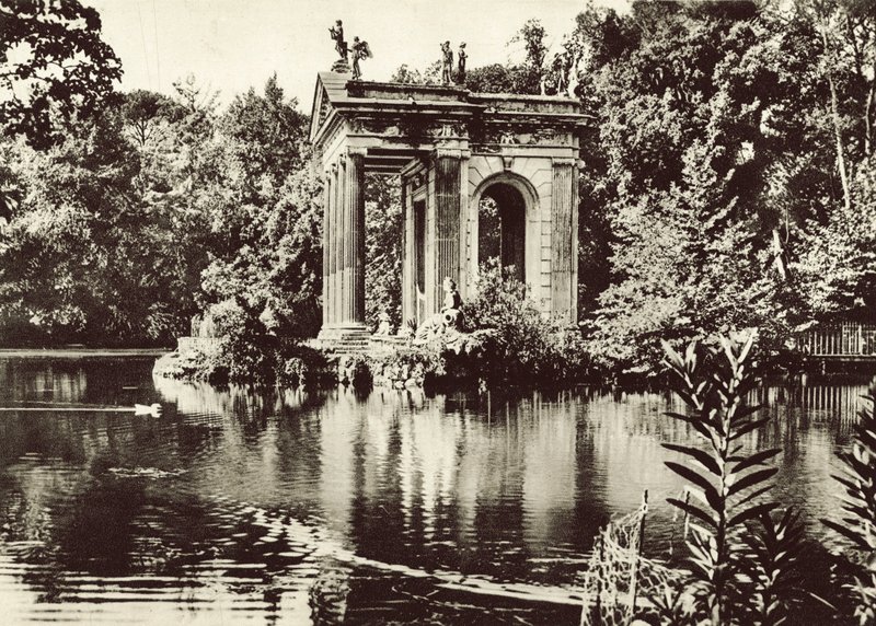 Templo no lago da Villa Borghese de Italian Photographer