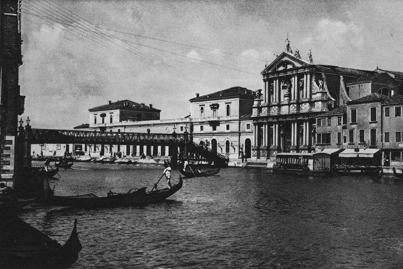 Veneza, Igreja Jesuíta e Estação Ferroviária (foto a p/b) de Italian Photographer