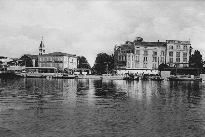 Veneza, Lido, Imbarcadero e Grand Hotel Lido (foto a p/b) de Italian Photographer