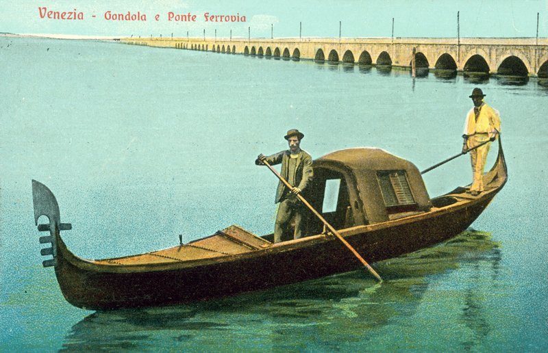 Veneza, gôndola, ponte ferroviária de Italian Photographer
