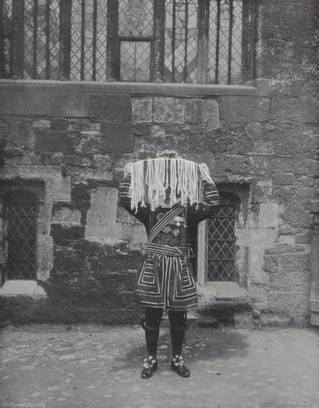 Distribuindo Dinheiro Maundy, Yeoman carregando Esmolas de J. Benjamin Stone
