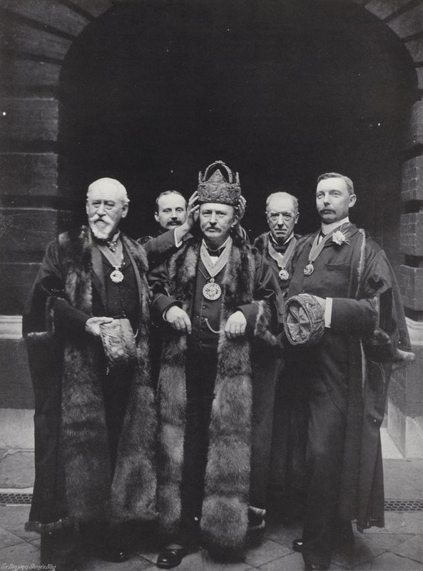 Dia da eleição no Girdlers Hall, coroando o mestre de J. Benjamin Stone