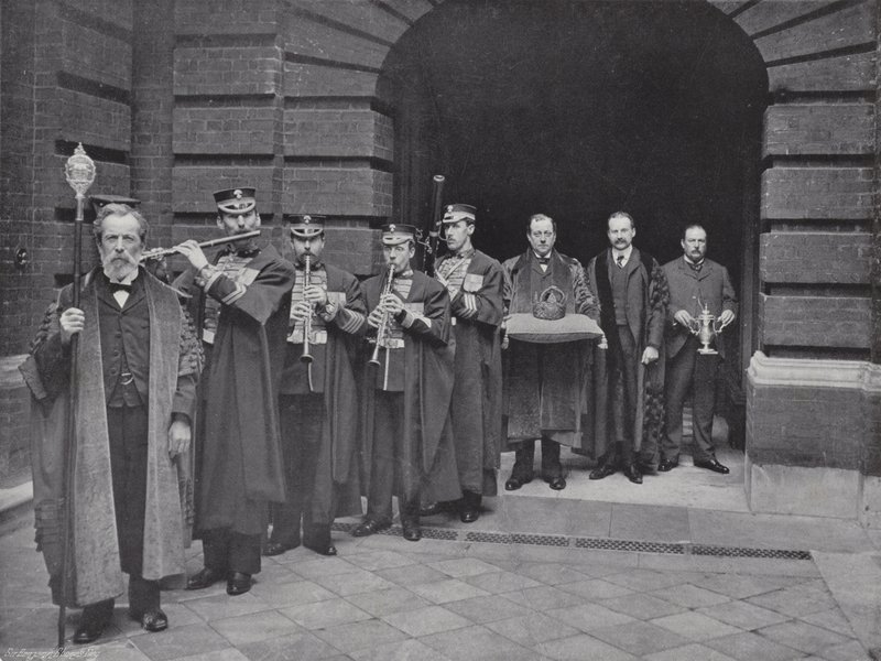 Dia da eleição no Girdlers Hall, a procissão da coroa de J. Benjamin Stone