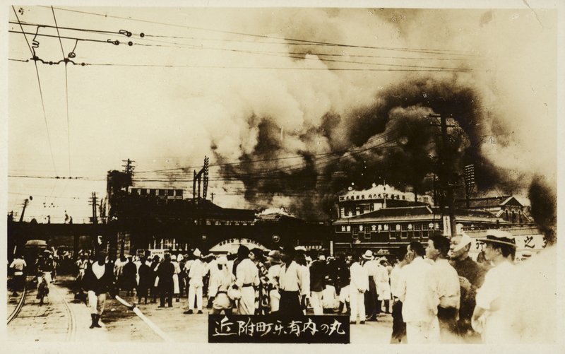 Rescaldo do Grande Terremoto de Kanto, Japão, 1923 de Japanese Photographer