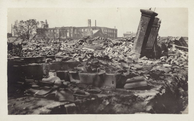 Rescaldo do Grande Terremoto de Kanto, Japão, 1923 de Japanese Photographer