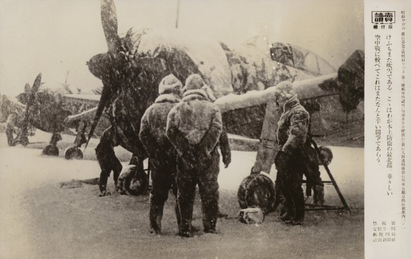 Aviadores em um aeródromo em uma tempestade de neve, segunda guerra mundial de Japanese Photographer