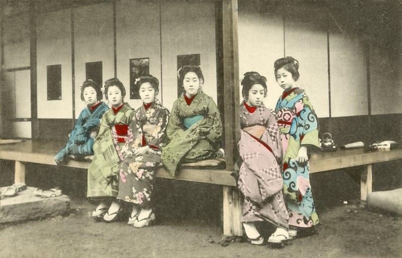Grupo de mulheres japonesas, provavelmente gueixa de Japanese Photographer