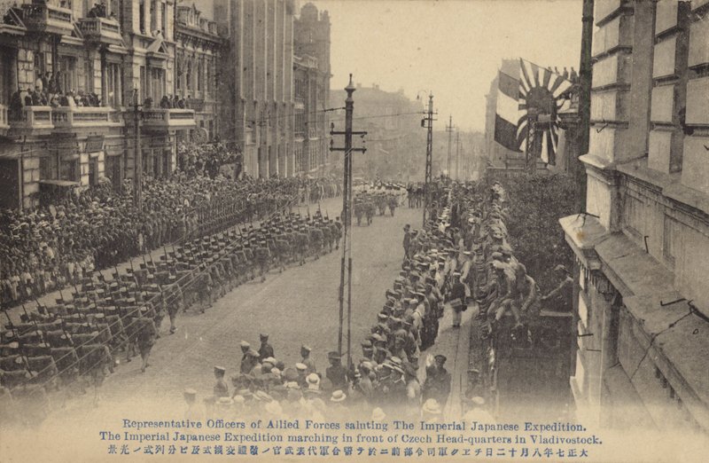 As tropas japonesas marcham além da sede da República Checa, Vladivostok, Guerra Civil Russa, c1919 de Japanese Photographer