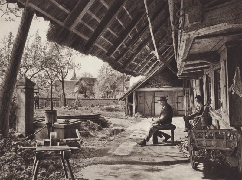 Suíça: Bernese Farm-House, sob o telhado da cobertura (foto p/b) de Jean Gaberell