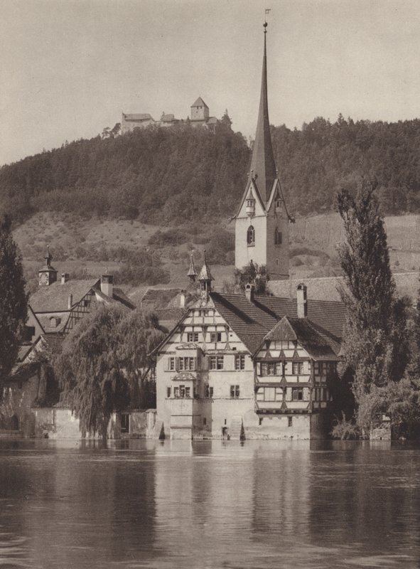 Suíça: Stein on the Rhine, o Mosteiro olhando para o Castelo Hohenklingen (foto a p/b) de Jean Gaberell