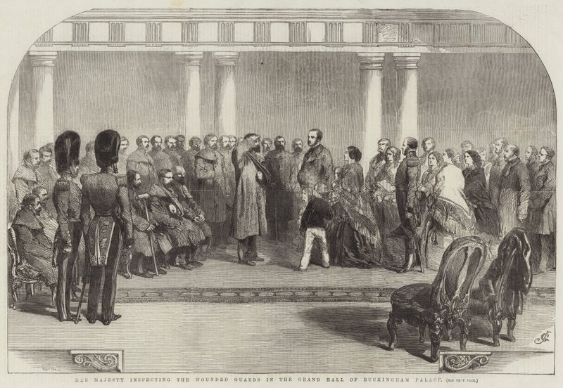 Sua Majestade inspecionando os guardas feridos no Grande Salão do Palácio de Buckingham de John Gilbert