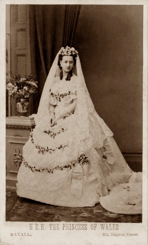A Princesa Alexandra da Dinamarca em seu vestido de noiva para seu casamento com o Príncipe de Gales, o futuro Rei Eduardo VII de John Jabez Edwin Paisley (after) Mayall
