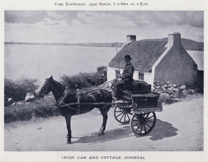 Irish Car and Cottage, Donegal (foto a p/b) de Karl Karlovich Piratsky