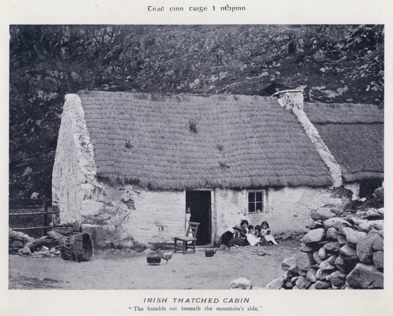 Cabana de colmo irlandês (foto a p/b) de Karl Karlovich Piratsky