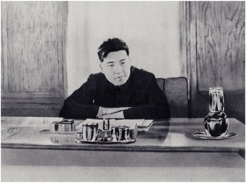 Camarada Kim Il-sung no seu gabinete no Conselho Popular da Coreia do Norte (litho) de Korean Photographer