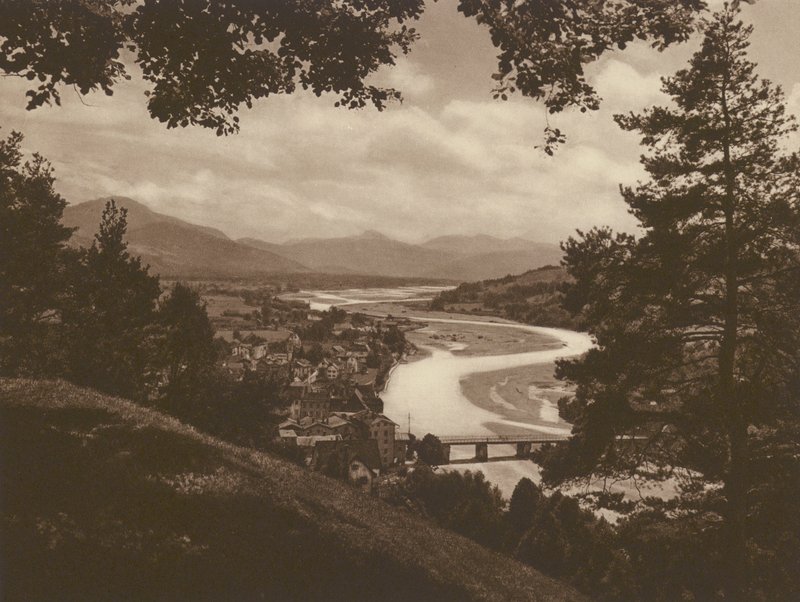 Bad Tölz e o vale do Isar, vista do Calvário; Bad Tölz e o Vale do Isar, Vista do Kalvarienberg (foto p/b) de Kurt Hielscher