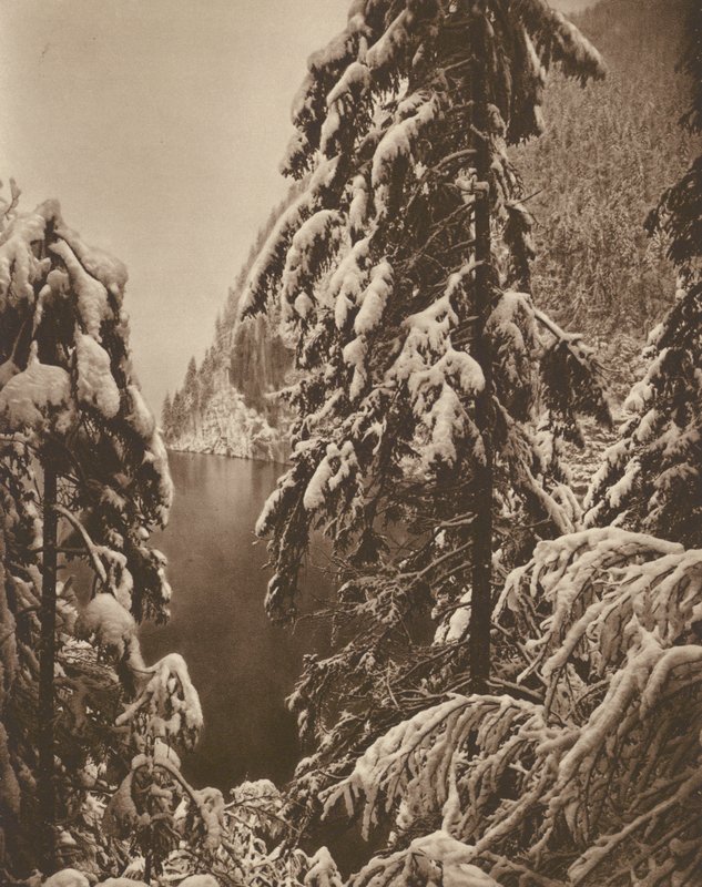 Der Konigssee bei Berchtesgaden; The Konigs-See perto de Berchtesgaden (foto a p/b) de Kurt Hielscher