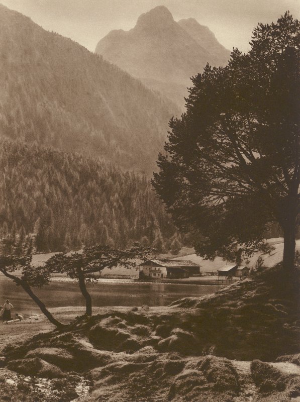 Der Lautersee bei Mittenwald mit dem Wettersteingebirge; O Lauter-See perto de Mittenwald com as Montanhas Wetterstein (foto a p/b) de Kurt Hielscher