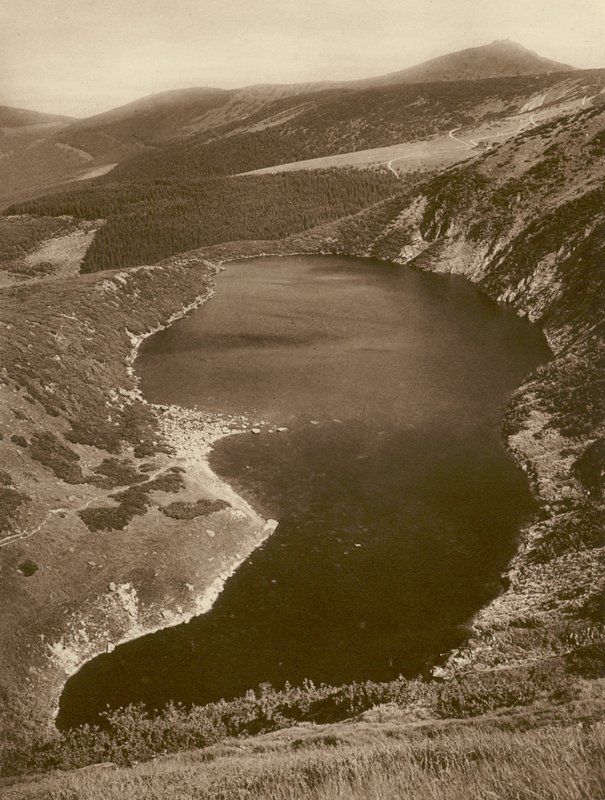 Der grosse Teich und die Schneekoppe (Riesengebirge); The Great Pond and the Schneekoppe (Riesengebirge) (foto a p/b) de Kurt Hielscher