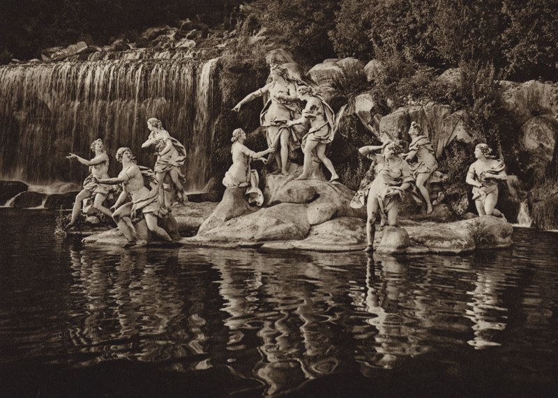 Itália: Caserta, Grupo de Diana, no parque (foto p/b) de Kurt Hielscher