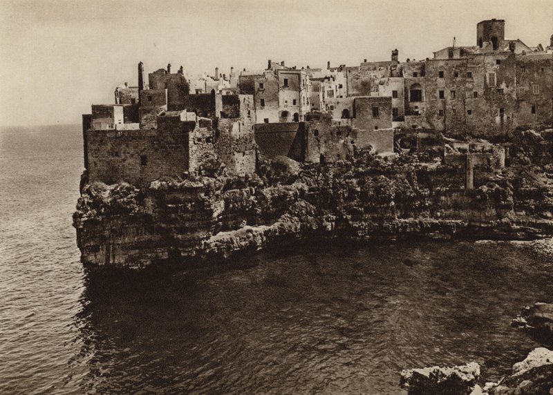 Itália: Polignano a Mare, Puglie (foto a p/b) de Kurt Hielscher